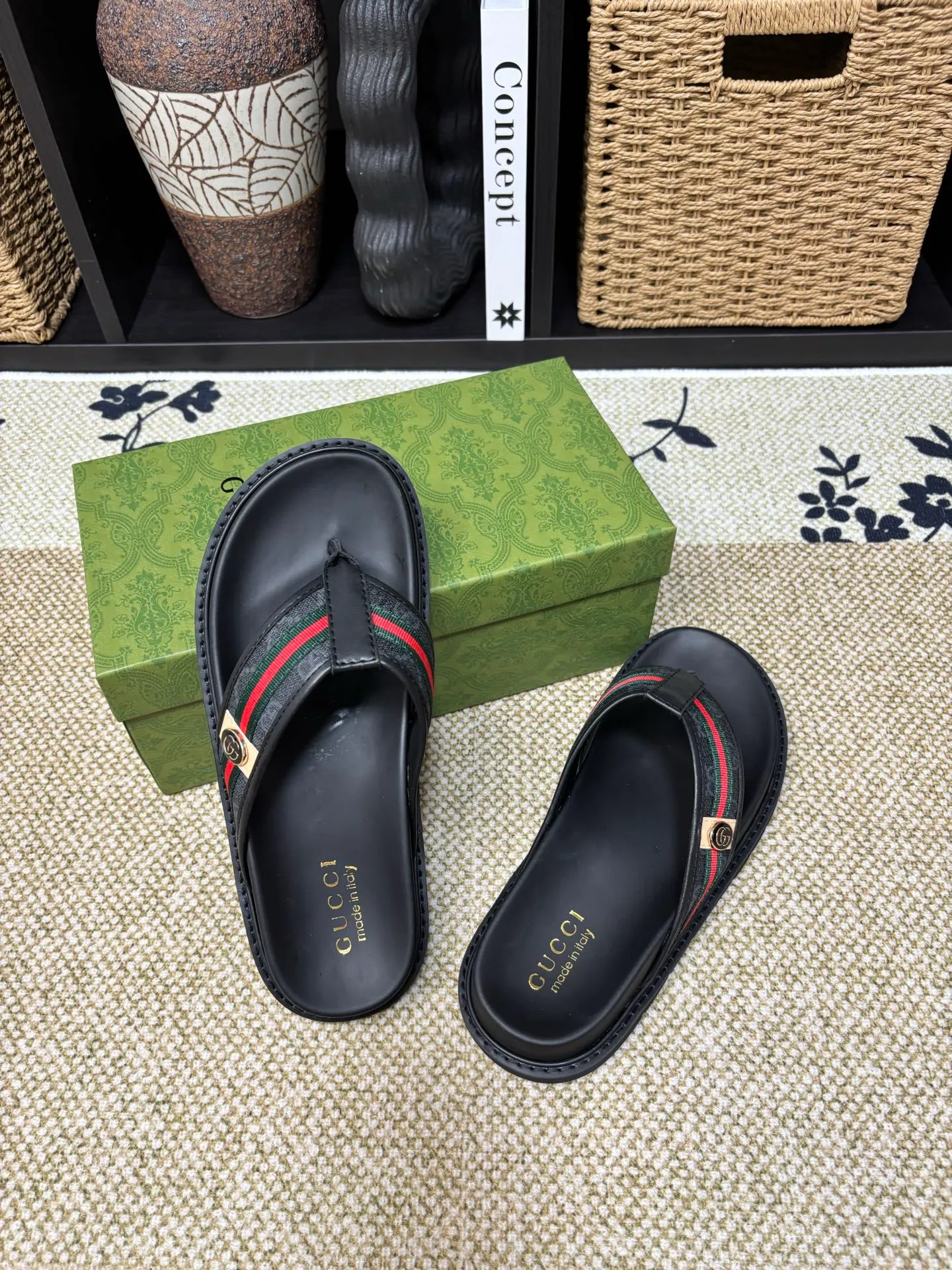 Factory 💰 300 yuan Gucci slippers] high-end men's shoes brand official website 1:1 latest masterpiece: original mold customization, the fabric is made of imported original materials, upgraded outsole, lighter and non-slip. The market's top quality, simple yet tasteful, a must-have for fashionistas, fashionable at your feet, full of confidence, the same style at the counter 👍The season of summer slippers is here. Code: 38-45 (45 customized)